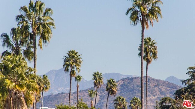 Building Photo - 1283 Havenhurst Dr