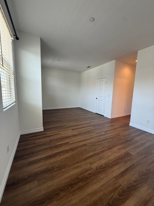 Building Photo - 2 Bedroom, 2.5 Bath Tri-level townhouse in Signal Hill