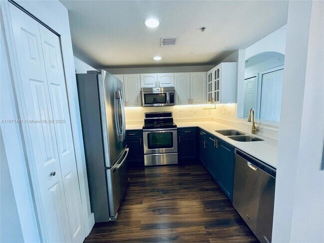 Building Photo - 6560 NW 114th Ave