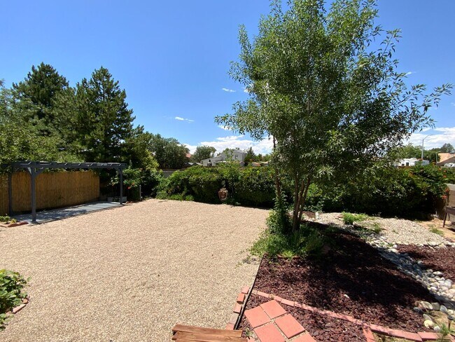Building Photo - 3 Bedroom Home Available Near Golf Course ...