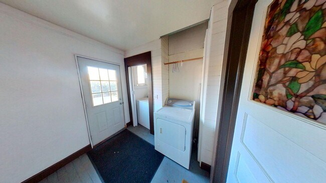 Building Photo - PRICE REDUCTION!! Spacious 2 bedroom 2 Bat...
