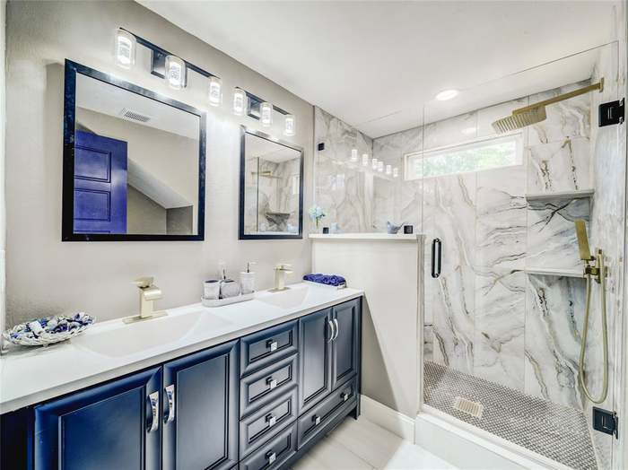 Primary bathroom - 4028 Treeline Dr