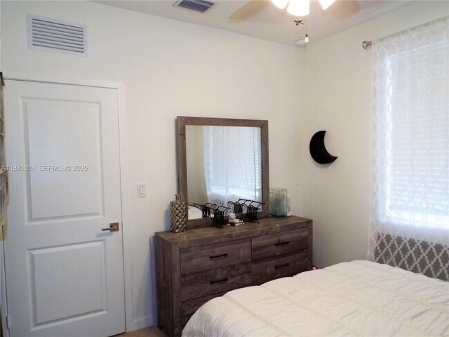 Building Photo - 2363 SE 11th St