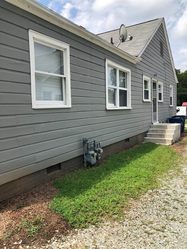 Building Photo - 118 E Edgewood Dr
