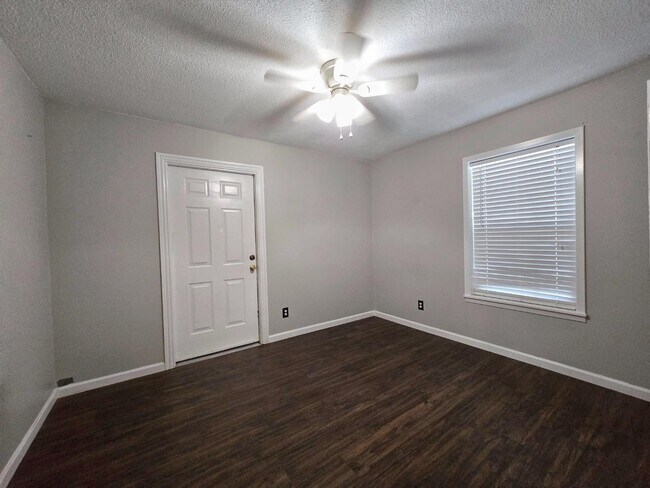 Building Photo - 140 Alaska St