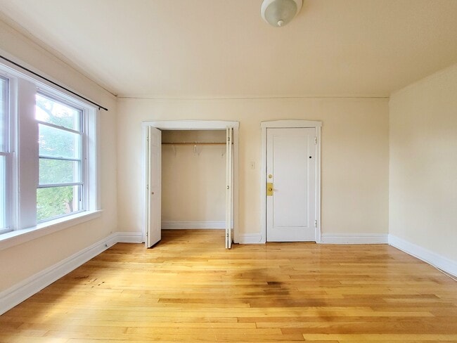 Building Photo - 3406 W Berteau Ave