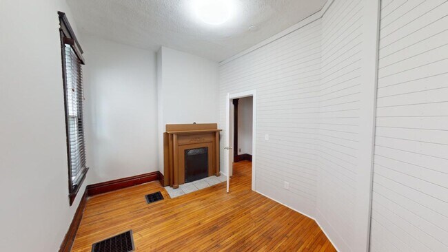 Building Photo - 5 BEDROOMS + 2 FULL BATHROOMS + 5 FREE OFF...