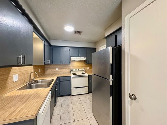 Building Photo - 143 Barrett Pl