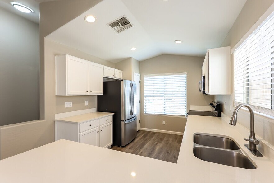 Building Photo - 10016 W Gross Ave