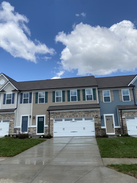 Primary Photo - 1343 Crescent Ridge Dr