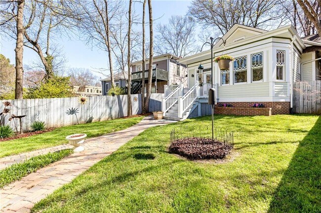 Building Photo - 846 Monroe Dr NE