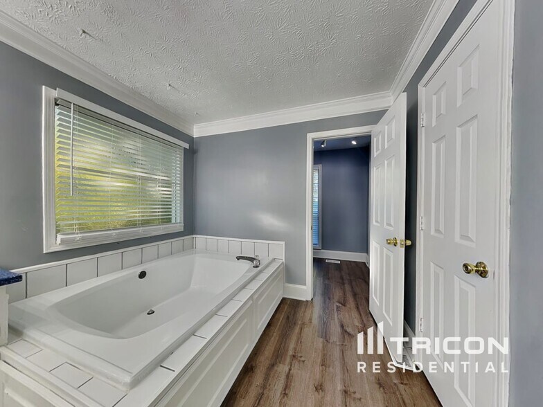 Building Photo - 1770 River Bluff Rd