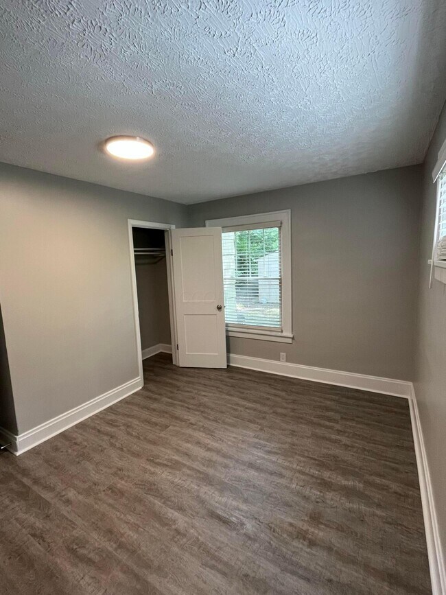 Building Photo - 11 E Kelso Rd