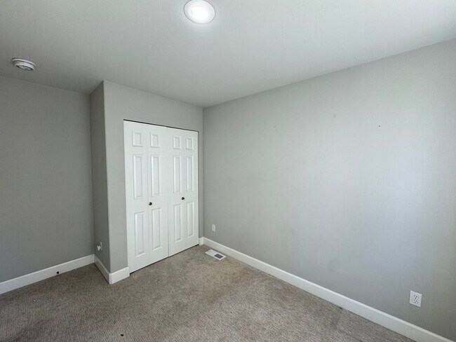 Building Photo - 150 W Florentia St