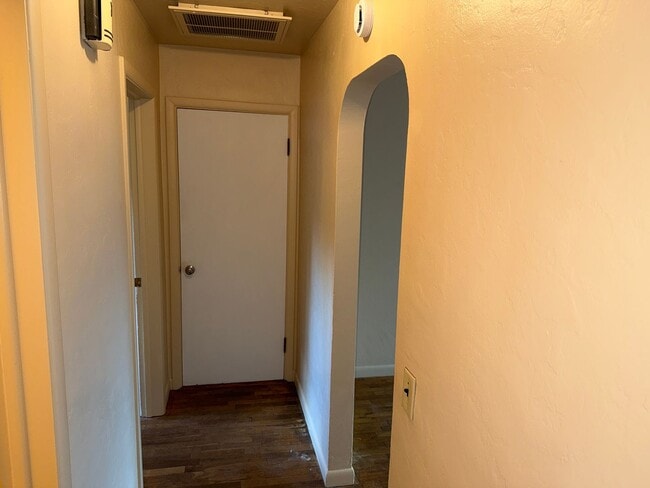 Building Photo - Updated 2 bedroom 1 bath duplex in Eugene!