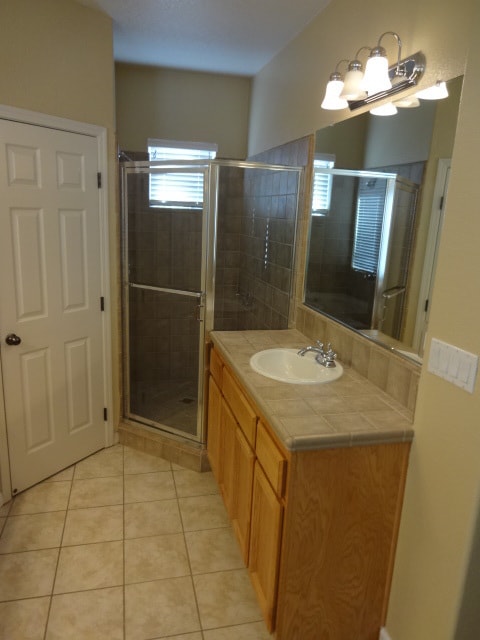 Building Photo - SINGLE STORY, 3 BEDROOM, 2 BATH, 2.5 CAR GARAGE, IN GATED COMMUNITY!