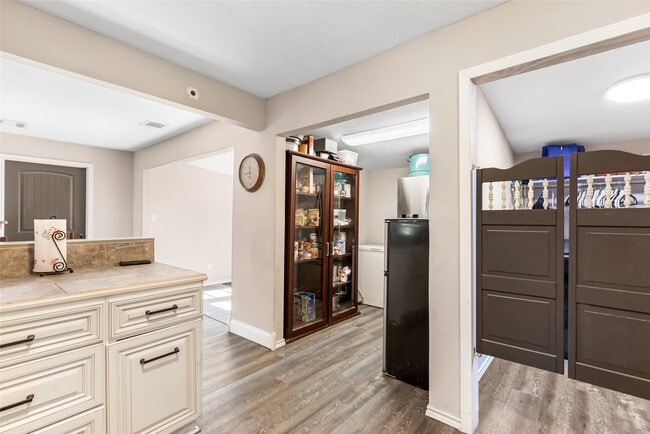 Building Photo - 218 Waterfall Dr