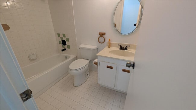 Building Photo - 2372 NW 39th Ave