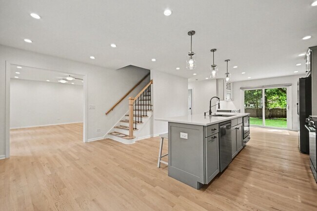 Building Photo - 1120 Summit Hills Ln