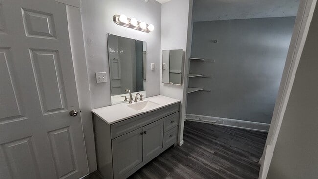 Building Photo - 121 N Main St