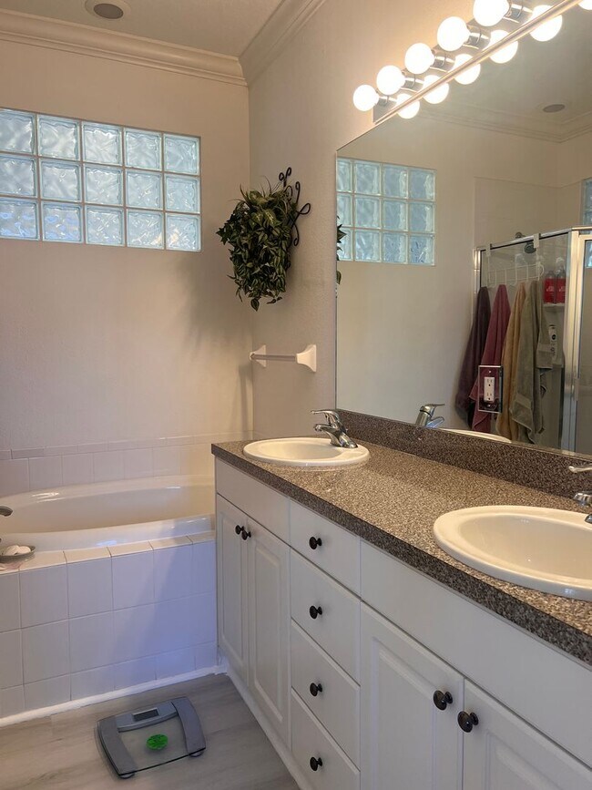 Building Photo - Modern 2BD/2BA Condo in Gondola Park