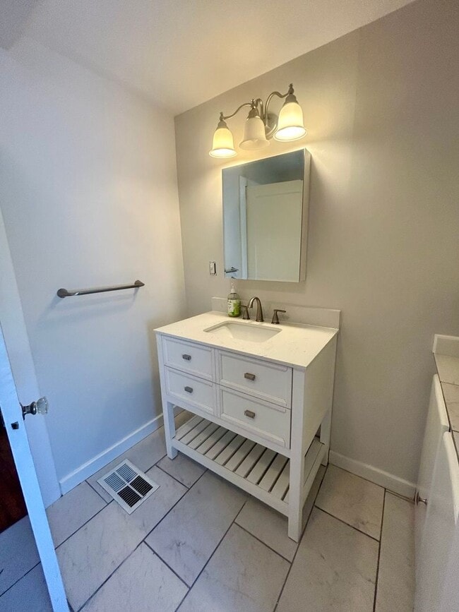 Building Photo - Fabulous 3 bedroom in York.