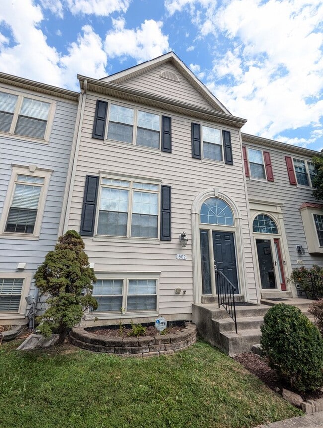 Building Photo - Renovated Townhouse in Frederick ready for...
