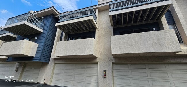 Building Photo - SAN DIEGO / BAY HO - Remodeled Nice 2 Bedroom & 2.5 Bath Townhouse.  AVAILABLE NOW!
