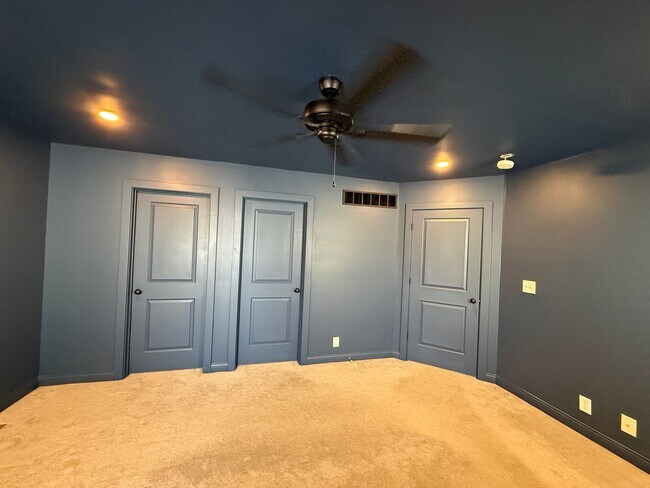 Building Photo - INSANE CLIFTON HOUSE W/FENCED IN YARD AND FINISHED BASEMENT