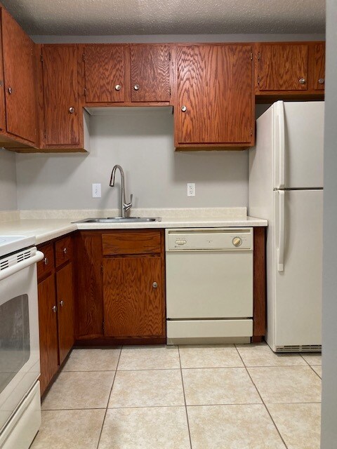 Building Photo - 1887 Silver Bell Rd