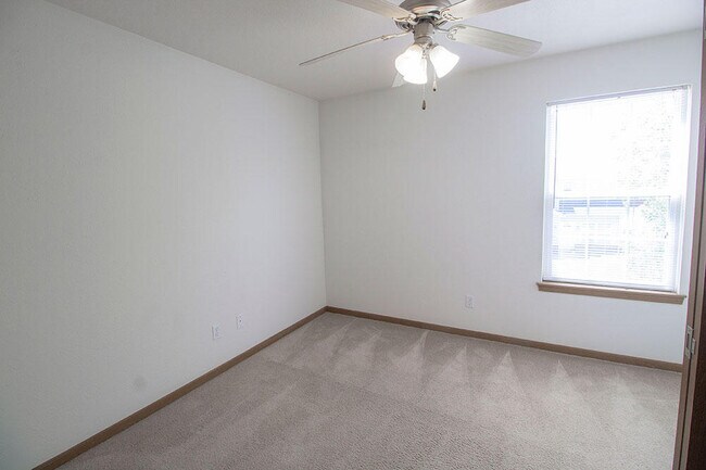 Building Photo - 5000 Derby Ridge Dr