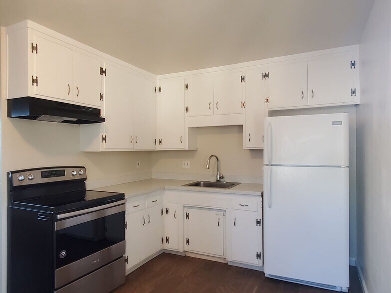 Building Photo - 3220 Williamsburg Dr