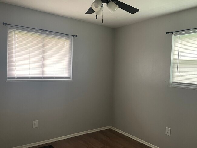 Building Photo - 509 6th Ave