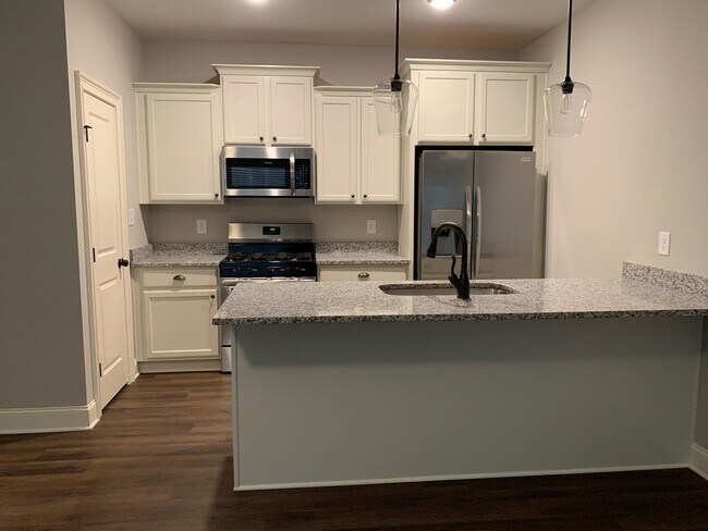 Building Photo - 3 Bedrooms 2.5 Baths  Condo in Downtown Watkinsville!
