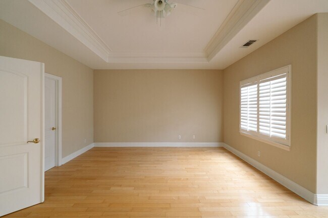 Building Photo - 8240 Sheffield Rd