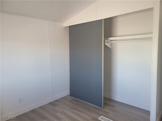 Building Photo - 1060 S Bunch St