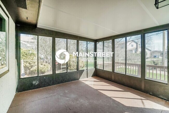 Building Photo - 4 Bedroom Pet-Friendly Home in Columbus, OH with Main Street Renewal