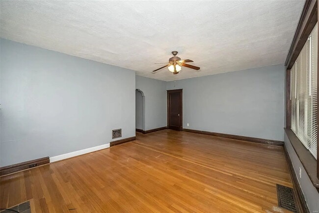 Building Photo - "Charming 2-Bed Duplex Retreat on Pennsylvania Ave – Spacious 1170 Sq Ft in Vibrant St. Louis!"