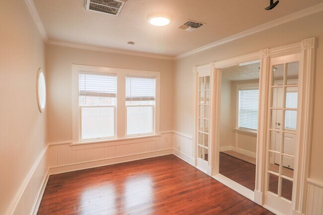 Building Photo - UPDATED & REMODELED 2 Bed 1 bath property ...