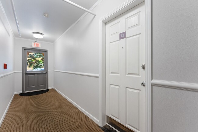 Building Photo - Bright 1 Bed condo in Kerns Neighborhood o...