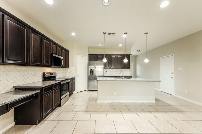 Building Photo - HUGE 4 BEDROOM 3.5 BATHROOM HOUSE- ONLY 7.5 MILES FROM RANDOLPH AIRFORCE BASE