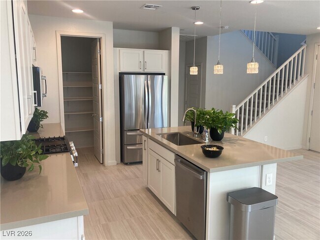 Building Photo - 1247 Rock Hls St