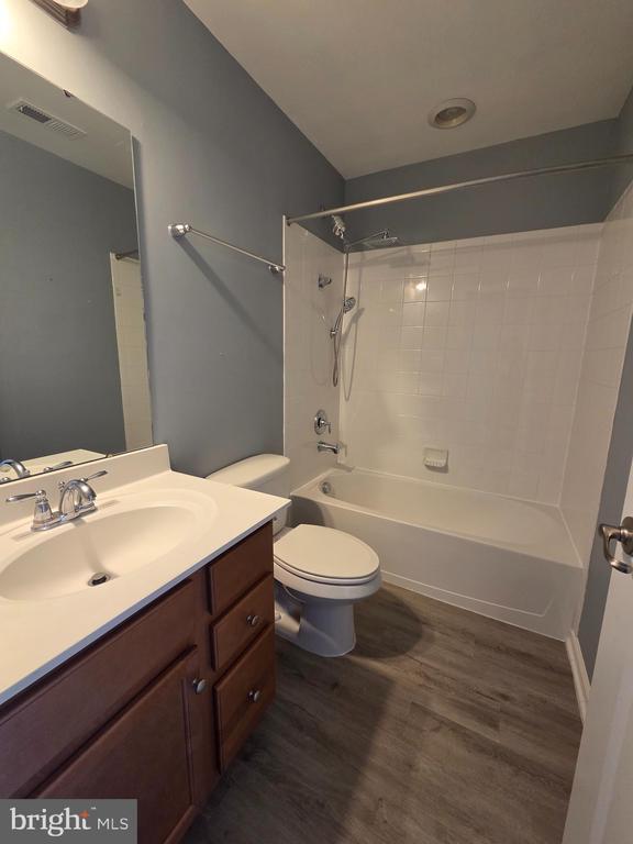 Building Photo - 2102 E Oak Rd