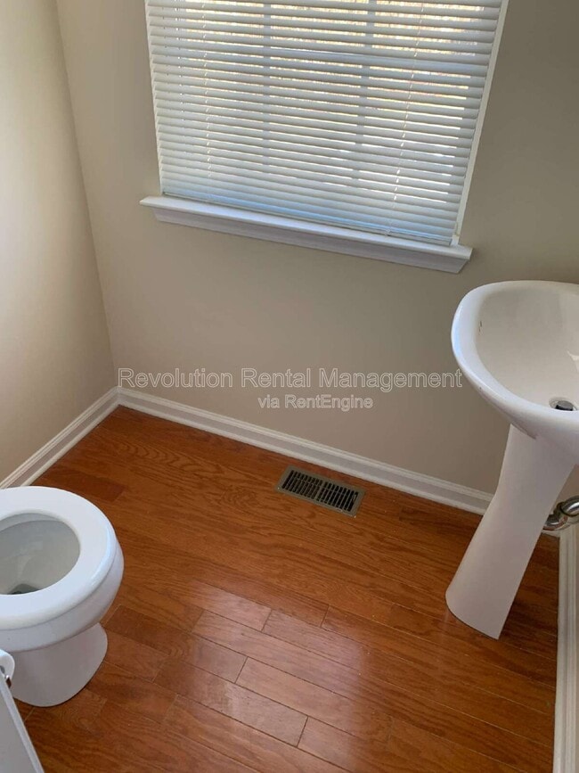 Building Photo - 6800 Blackstone Pl