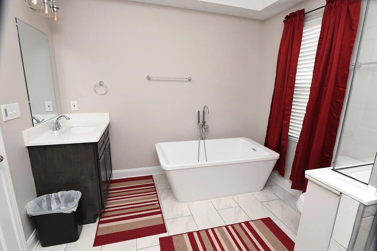 Building Photo - Room in House on S Person St