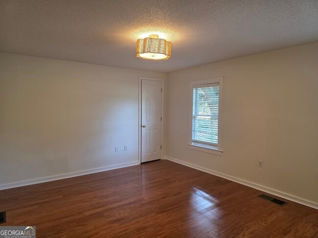 Building Photo - 807 Pound Rd