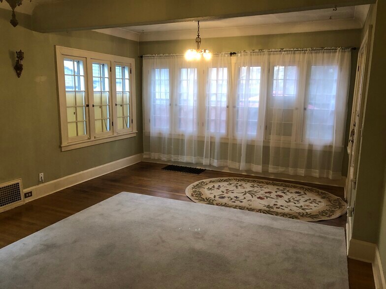 Building Photo - 207 S 16th Ave