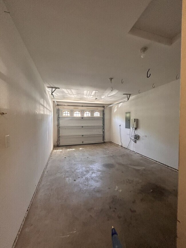Building Photo - Camas Townhome with Beautiful Grey Laminate Flooring and Attached Garage