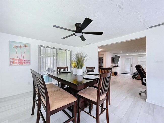 Building Photo - 2107 Harrison Dr