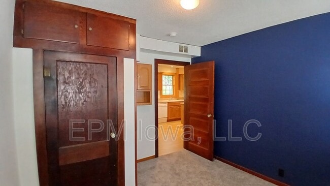 Building Photo - 524 S Hackett Rd
